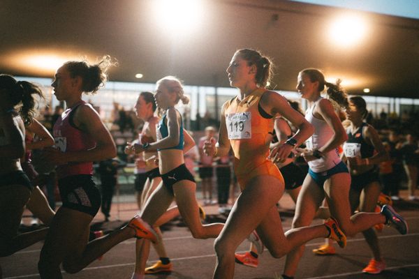 Carla Gallardo (ESP/PUMA), Lisa Merkel (GER/LAV Stadtwerke Tübingen) am 11.05.2024 während der 8. PUMA NITRO Lange Laufnacht im Carl-Kaufmann-Stadion in Karlsruhe