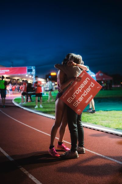 Hanna Klein (GER/LAV Stadtwerke Tübingen) am 11.05.2024 während der 8. PUMA NITRO Lange Laufnacht im Carl-Kaufmann-Stadion in Karlsruhe
