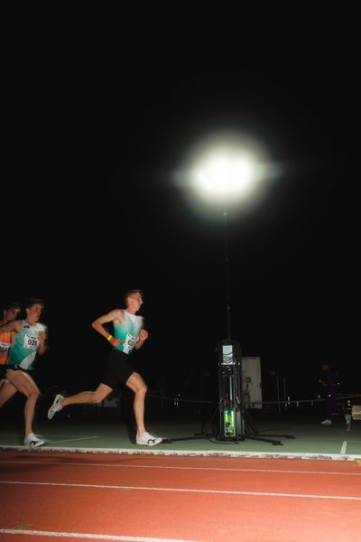 Benjamin Dern (GER/Silvesterlauf Trier), Jonathan Hofer (SUI/LC Zürich) am 11.05.2024 während der 8. PUMA NITRO Lange Laufnacht im Carl-Kaufmann-Stadion in Karlsruhe