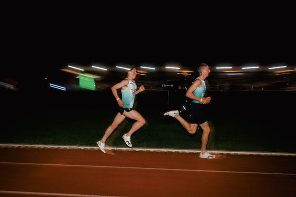 Benjamin Dern (GER/Silvesterlauf Trier), Jonathan Hofer (SUI/LC Zürich) am 11.05.2024 während der 8. PUMA NITRO Lange Laufnacht im Carl-Kaufmann-Stadion in Karlsruhe