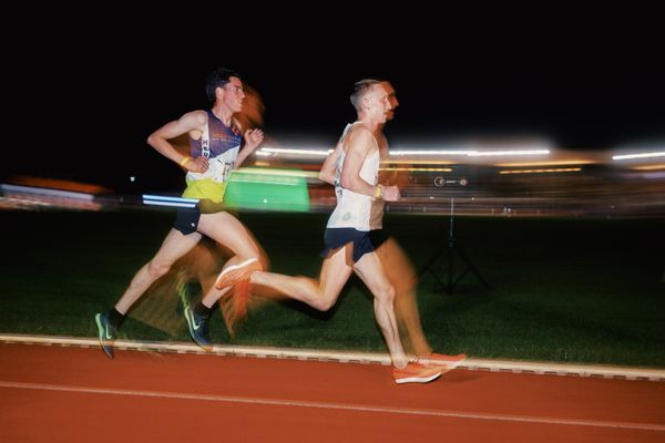 Simon Jeukenne (BEL/HCO) Felix Nadeborn (GER/Turnerbund Hamburg Eilbeck) am 11.05.2024 während der 8. PUMA NITRO Lange Laufnacht im Carl-Kaufmann-Stadion in Karlsruhe