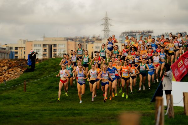 U23 der Frauen mit Magdalena Breza (Poland), Tia Wilson (Great Britain), Julie Voet (Belgium), Phoebe Anderson (Great Britain), Angela Viciosa (Spain), Amy Greene (Ireland), Pia Schlattmann (Germany), Blanka Dörfel (Germany) am 08.12.2024 bei den Crosslauf-Europameisterschaften in Antalya