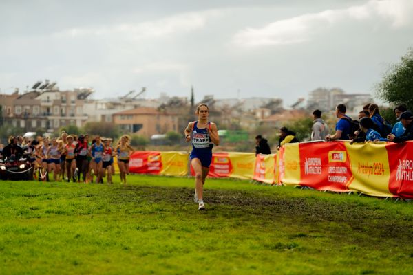 Manon Trapp (France) am 08.12.2024 bei den Crosslauf-Europameisterschaften in Antalya