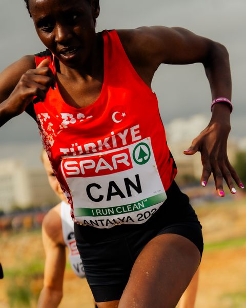 Yasemin Can (Turkey) am 08.12.2024 bei den Crosslauf-Europameisterschaften in Antalya