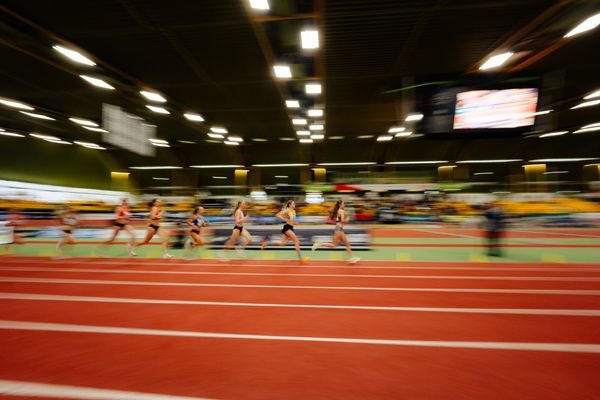 Lera Miller (VfL Löningen), Louna Schuler (LG Ortenau Nord) im Halbfinale 1500m waehrend den deutschen Jugend-Hallenmeisterschaften U20 am 15.02.2025 in der Helmut-Körnig-Halle in Dortmund