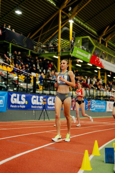 Lera Miller (VfL Löningen) im Halbfinale 1500m waehrend den deutschen Jugend-Hallenmeisterschaften U20 am 15.02.2025 in der Helmut-Körnig-Halle in Dortmund
