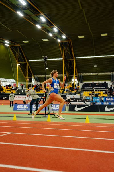 Johanna Martin (1. LAV Rostock) waehrend den deutschen Jugend-Hallenmeisterschaften U20 am 15.02.2025 in der Helmut-Körnig-Halle in Dortmund