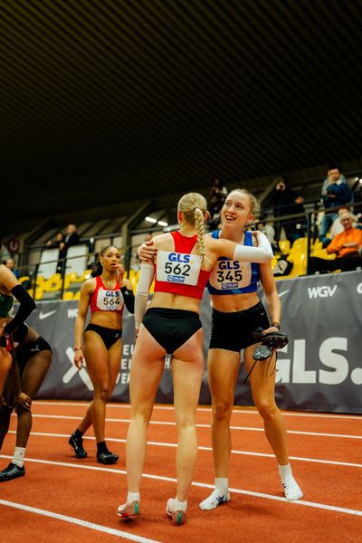 Helene Hoffmann (Dresdner SC 1898 e.V.), Svea Funck (TV Jahn Walsrode) waehrend den deutschen Jugend-Hallenmeisterschaften U20 am 15.02.2025 in der Helmut-Körnig-Halle in Dortmund