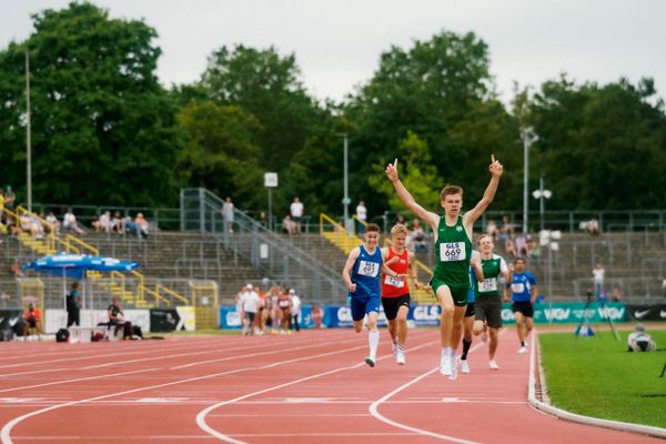 Jaron Diehr (VfL Wolfsburg) vor Jonas Stümpfig (SSF Bonn) waehrend der U16-/U23-DM am 06.07.2025 im Donaustadion in Ulm