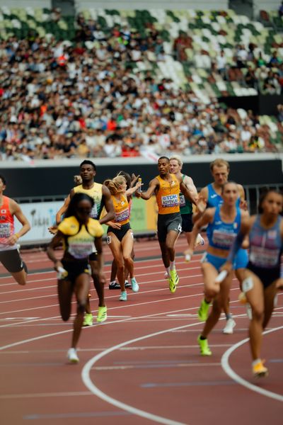 Emil Agyekum (GER) übergibt den Staffelstab auf Elisa Lechleitner (GER) during the World Athletics Championships on 13.09.2025 in Tokyo.