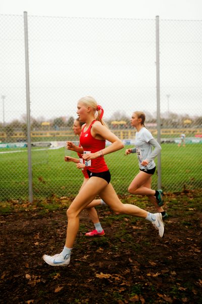 Fiona Bünder (TSV Bayer 04 Leverkusen) im Lauf L01 - Weibliche Jugend U18bei den Deutschen Meisterschaften im Crosslauf auf dem Sportgelände Bürgerpark Nord am 29.11.2025 in Darmstadt