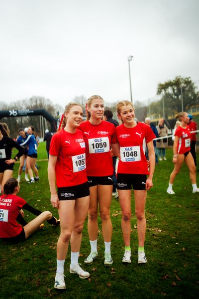 Mareen Jasper (LG Brillux Münster), Evi Lenz (LG Brillux Münster), Mia Bonekamp (LG Brillux Münster) im Lauf L01 - Weibliche Jugend U18 bei den Deutschen Meisterschaften im Crosslauf auf dem Sportgelände Bürgerpark Nord am 29.11.2025 in Darmstadt