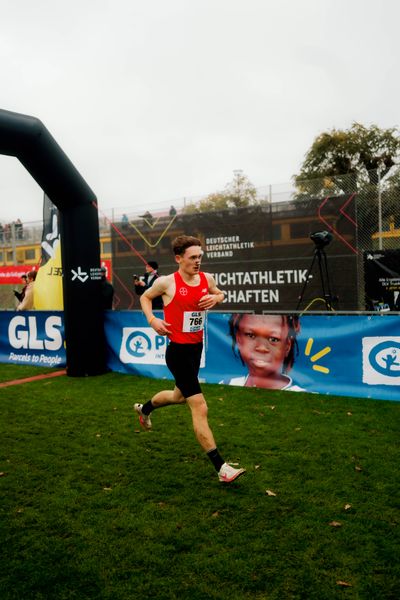 Lucian-Elija Unverzagt (TSV Bayer 04 Leverkusen) im Lauf L02 - Männliche Jugend U18 bei den Deutschen Meisterschaften im Crosslauf auf dem Sportgelände Bürgerpark Nord am 29.11.2025 in Darmstadt