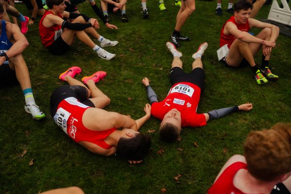 Karl Luis Eickmeyer (LG Olympia Dortmund) und Julian Becker (LG Olympia Dortmund) im Lauf L02 - Männliche Jugend U18 bei den Deutschen Meisterschaften im Crosslauf auf dem Sportgelände Bürgerpark Nord am 29.11.2025 in Darmstadt