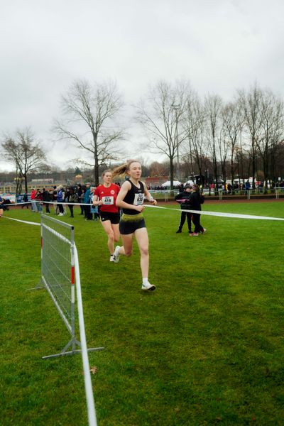 Johanna Ewert (Hannover 96) im Lauf L03 - Weibliche Jugend U20 bei den Deutschen Meisterschaften im Crosslauf auf dem Sportgelände Bürgerpark Nord am 29.11.2025 in Darmstadt