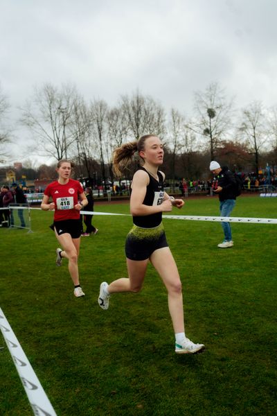 Johanna Ewert (Hannover 96) im Lauf L03 - Weibliche Jugend U20 bei den Deutschen Meisterschaften im Crosslauf auf dem Sportgelände Bürgerpark Nord am 29.11.2025 in Darmstadt