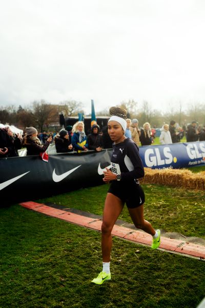 Natalie Füllgraf (Cologne Athletics) im Lauf L05 - Frauen Mittelstrecke bei den Deutschen Meisterschaften im Crosslauf auf dem Sportgelände Bürgerpark Nord am 29.11.2025 in Darmstadt