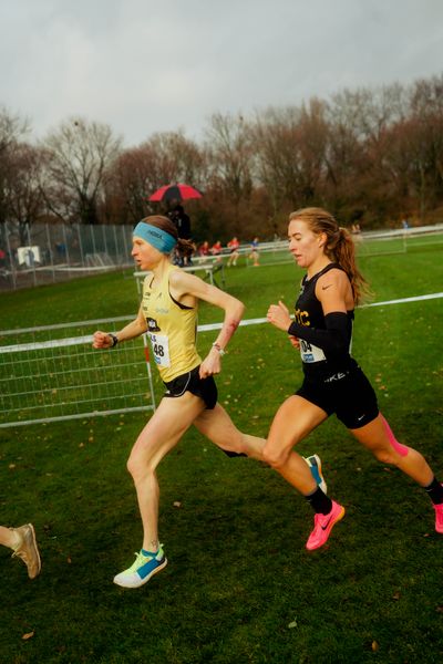 Elena Burkard (LG farbtex Nordschwarzwald), Wendall Lorenzen (Berlin Track Club) im Lauf L06 - Männer Mittelstrecke bei den Deutschen Meisterschaften im Crosslauf auf dem Sportgelände Bürgerpark Nord am 29.11.2025 in Darmstadt
