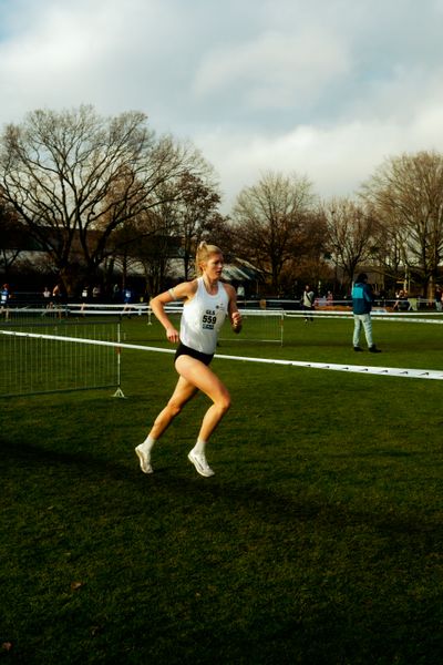Tabea Themann (Hamburg Running) im Lauf L05 - Frauen Mittelstrecke bei den Deutschen Meisterschaften im Crosslauf auf dem Sportgelände Bürgerpark Nord am 29.11.2025 in Darmstadt