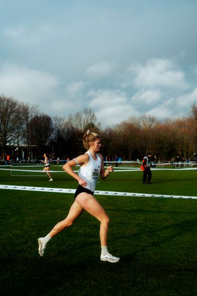 Tabea Themann (Hamburg Running) im Lauf L05 - Frauen Mittelstrecke bei den Deutschen Meisterschaften im Crosslauf auf dem Sportgelände Bürgerpark Nord am 29.11.2025 in Darmstadt