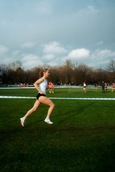 Lea Brückner (Hamburg Running) im Lauf L05 - Frauen Mittelstrecke bei den Deutschen Meisterschaften im Crosslauf auf dem Sportgelände Bürgerpark Nord am 29.11.2025 in Darmstadt