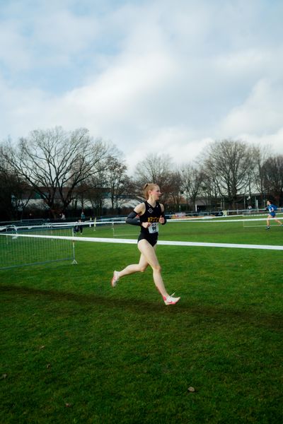Nike Dangelmaier (Berlin Track Club) im Lauf L05 - Frauen Mittelstrecke bei den Deutschen Meisterschaften im Crosslauf auf dem Sportgelände Bürgerpark Nord am 29.11.2025 in Darmstadt