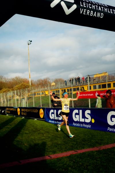 Elena Burkard (LG farbtex Nordschwarzwald) im Lauf L05 - Frauen Mittelstrecke bei den Deutschen Meisterschaften im Crosslauf auf dem Sportgelände Bürgerpark Nord am 29.11.2025 in Darmstadt