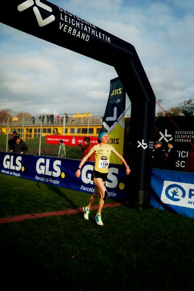 Elena Burkard (LG farbtex Nordschwarzwald) im Lauf L05 - Frauen Mittelstrecke bei den Deutschen Meisterschaften im Crosslauf auf dem Sportgelände Bürgerpark Nord am 29.11.2025 in Darmstadt
