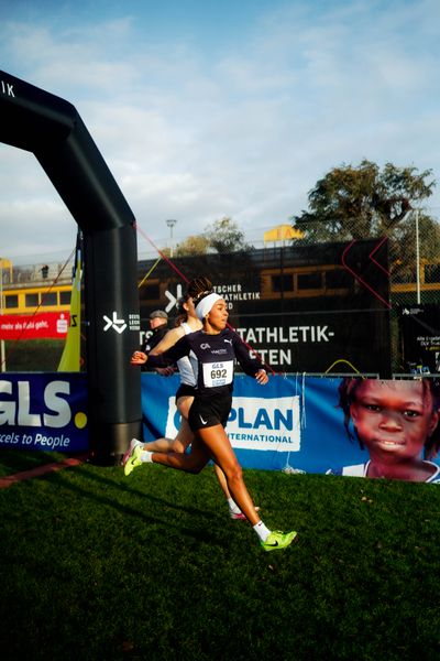 Natalie Füllgraf (Cologne Athletics) im Lauf L09 - Frauen, U23 Langstrecke bei den Deutschen Meisterschaften im Crosslauf auf dem Sportgelände Bürgerpark Nord am 29.11.2025 in Darmstadt