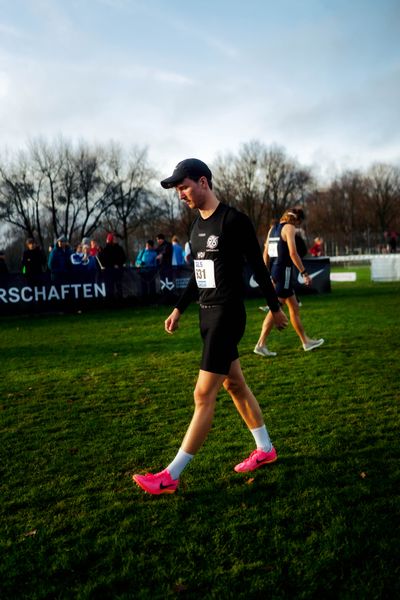 Elias Geffert (Hannover 96) im Lauf L06 - Männer Mittelstrecke bei den Deutschen Meisterschaften im Crosslauf auf dem Sportgelände Bürgerpark Nord am 29.11.2025 in Darmstadt
