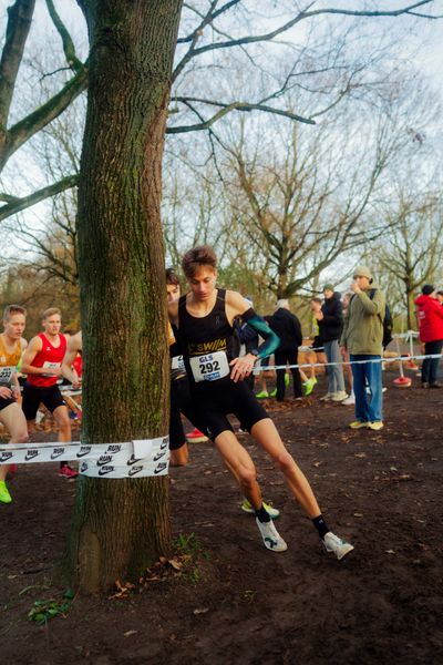 Tobias Tent (LG Stadtwerke München) im Lauf L06 - Männer Mittelstreckebei den Deutschen Meisterschaften im Crosslauf auf dem Sportgelände Bürgerpark Nord am 29.11.2025 in Darmstadt