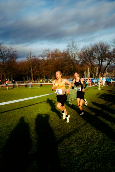 Florian Bremm (LSC Höchstadt/Aisch), Tobias Tent (LG Stadtwerke München) im Lauf L06 - Männer Mittelstrecke bei den Deutschen Meisterschaften im Crosslauf auf dem Sportgelände Bürgerpark Nord am 29.11.2025 in Darmstadt