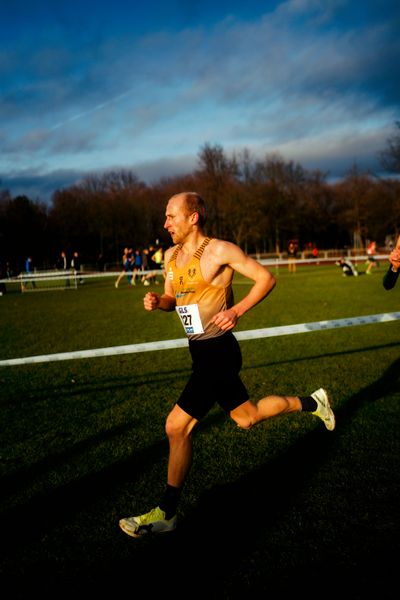 Florian Bremm (LSC Höchstadt/Aisch) im Lauf L06 - Männer Mittelstrecke bei den Deutschen Meisterschaften im Crosslauf auf dem Sportgelände Bürgerpark Nord am 29.11.2025 in Darmstadt