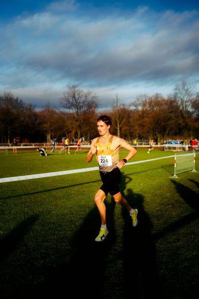Maximilian Berger (LSC Höchstadt/Aisch) im Lauf L06 - Männer Mittelstrecke bei den Deutschen Meisterschaften im Crosslauf auf dem Sportgelände Bürgerpark Nord am 29.11.2025 in Darmstadt