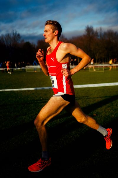 Max Dieterich (LG Braunschweig) im Lauf L06 - Männer Mittelstrecke bei den Deutschen Meisterschaften im Crosslauf auf dem Sportgelände Bürgerpark Nord am 29.11.2025 in Darmstadt