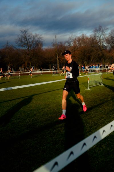 Elias Geffert (Hannover 96) im Lauf L06 - Männer Mittelstrecke bei den Deutschen Meisterschaften im Crosslauf auf dem Sportgelände Bürgerpark Nord am 29.11.2025 in Darmstadt