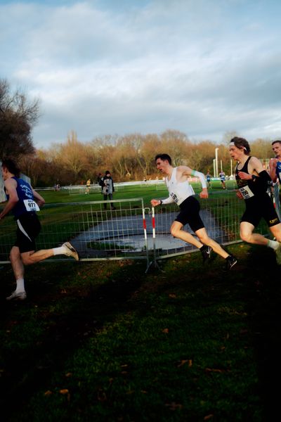 Yannick Schönfeldt (Hamburg Running) im Lauf L06 - Männer Mittelstrecke bei den Deutschen Meisterschaften im Crosslauf auf dem Sportgelände Bürgerpark Nord am 29.11.2025 in Darmstadt