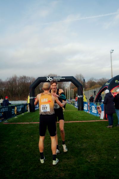 Florian Bremm (LSC Höchstadt/Aisch), Tobias Tent (LG Stadtwerke München) im Lauf L06 - Männer Mittelstrecke bei den Deutschen Meisterschaften im Crosslauf auf dem Sportgelände Bürgerpark Nord am 29.11.2025 in Darmstadt