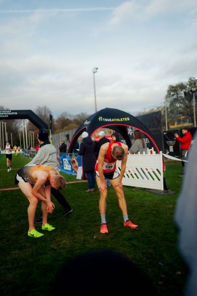 Brian Weisheit (LSC Höchstadt/Aisch), Max Dieterich (LG Braunschweig) im Lauf L06 - Männer Mittelstrecke bei den Deutschen Meisterschaften im Crosslauf auf dem Sportgelände Bürgerpark Nord am 29.11.2025 in Darmstadt