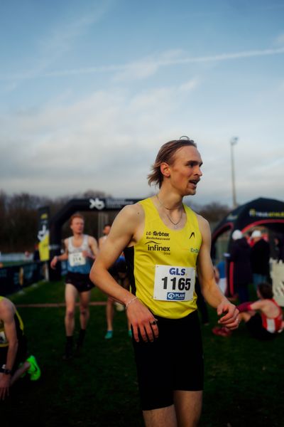 Karl Löbe (LG farbtex Nordschwarzwald) im Lauf L06 - Männer Mittelstrecke bei den Deutschen Meisterschaften im Crosslauf auf dem Sportgelände Bürgerpark Nord am 29.11.2025 in Darmstadt