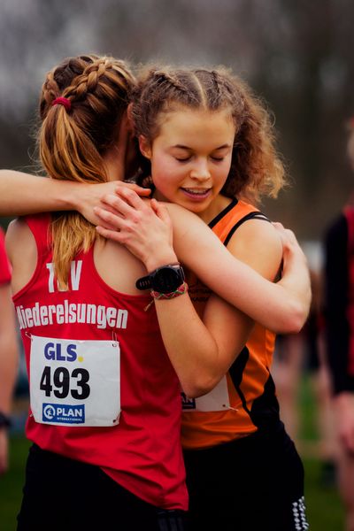 Carolin Kroll (Laufteam Kassel), Lu Hass (OSC Potsdam e.V.) im Lauf L03 - Weibliche Jugend U20 bei den Deutschen Meisterschaften im Crosslauf auf dem Sportgelände Bürgerpark Nord am 29.11.2025 in Darmstadt