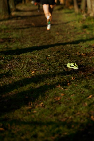 Schuh von Julius Hild (SSC Hanau-Rodenbach) bei den Deutschen Meisterschaften im Crosslauf auf dem Sportgelände Bürgerpark Nord am 29.11.2025 in Darmstadt