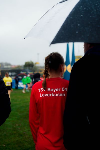 Sophie Hinrichs (TSV Bayer 04 Leverkusen) im Lauf L09 - Frauen, U23 Langstrecke) bei den Deutschen Meisterschaften im Crosslauf auf dem Sportgelände Bürgerpark Nord am 30.11.2025 in Darmstadt