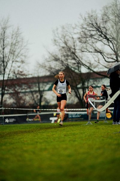 Lea Brückner (Hamburg Running) im Lauf L09 - Frauen, U23 Langstrecke bei den Deutschen Meisterschaften im Crosslauf auf dem Sportgelände Bürgerpark Nord am 30.11.2025 in Darmstadt