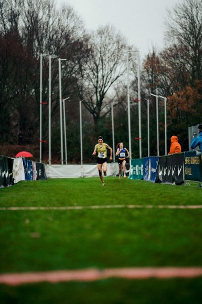 Elena Burkard (LG farbtex Nordschwarzwald) im Lauf L09 - Frauen, U23 Langstrecke bei den Deutschen Meisterschaften im Crosslauf auf dem Sportgelände Bürgerpark Nord am 30.11.2025 in Darmstadt