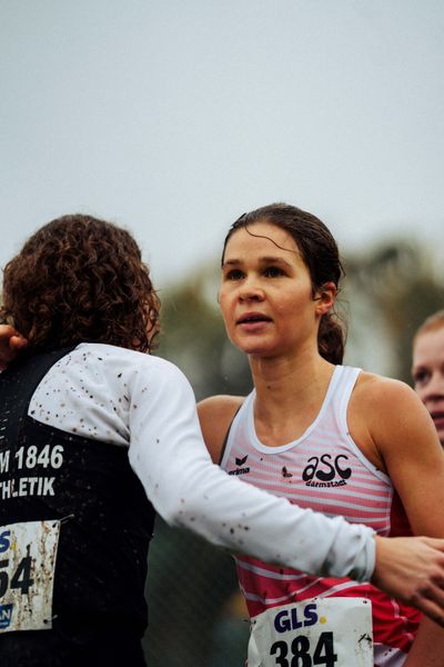 Lisa Tertsch (ASC Darmstadt), Alina Reh (SSV Ulm 1846) im Lauf L09 - Frauen, U23 Langstrecke bei den Deutschen Meisterschaften im Crosslauf auf dem Sportgelände Bürgerpark Nord am 30.11.2025 in Darmstadt