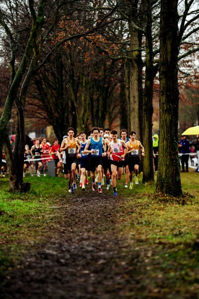 Nick Jäger (LSC Höchstadt/Aisch), Felix Friedrich (Dresdner SC 1898), Maximilian Berger (LSC Höchstadt/Aisch) bei den Deutschen Meisterschaften im Crosslauf auf dem Sportgelände Bürgerpark Nord am 30.11.2025 in Darmstadt