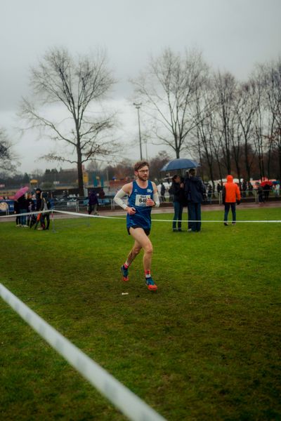 Stefan Fangmann (TuS Blau-Weiß Lohne) im Lauf L10 - Männer, U23 Langstrecke bei den Deutschen Meisterschaften im Crosslauf auf dem Sportgelände Bürgerpark Nord am 30.11.2025 in Darmstadt