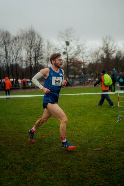 Stefan Fangmann (TuS Blau-Weiß Lohne) im Lauf L10 - Männer, U23 Langstrecke bei den Deutschen Meisterschaften im Crosslauf auf dem Sportgelände Bürgerpark Nord am 30.11.2025 in Darmstadt