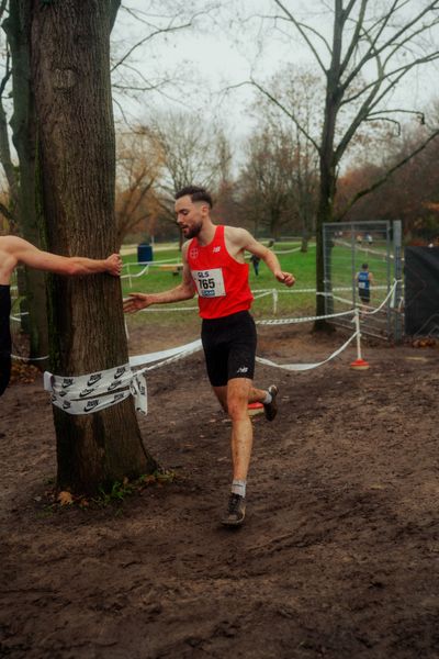 Max Nores (TSV Bayer 04 Leverkusen) im Lauf L10 - Männer, U23 Langstrecke bei den Deutschen Meisterschaften im Crosslauf auf dem Sportgelände Bürgerpark Nord am 30.11.2025 in Darmstadt